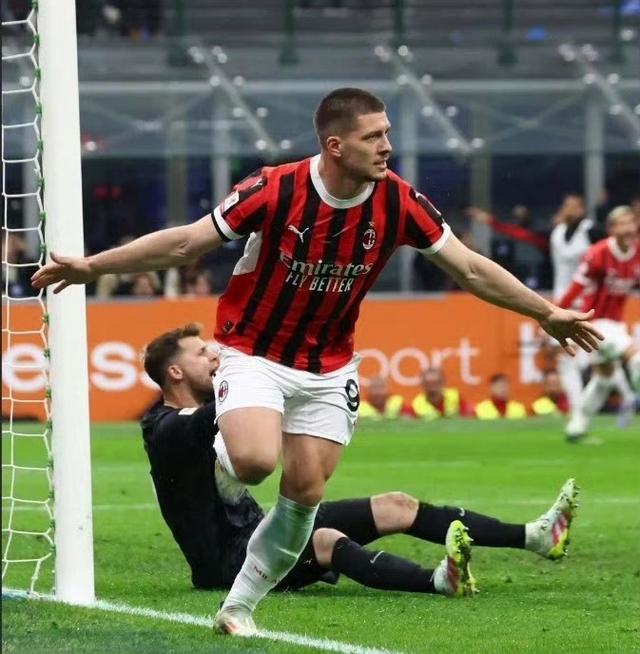 包含AC米兰前锋犀利进球，帮助球队赢得比赛的词条