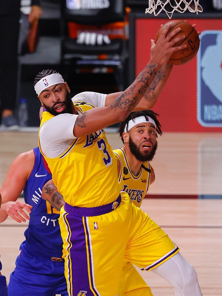  Doinb在湖人比赛中赛况扑朔迷离，势不可挡引发热议！